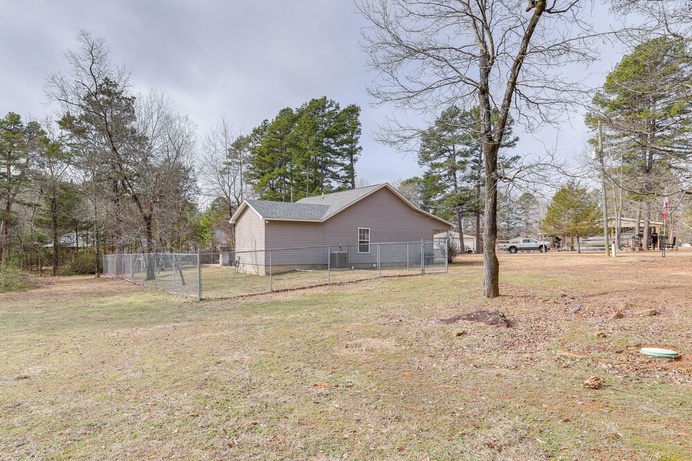 3 Mi to Greers Ferry Lake: Home w/ Screened Patio