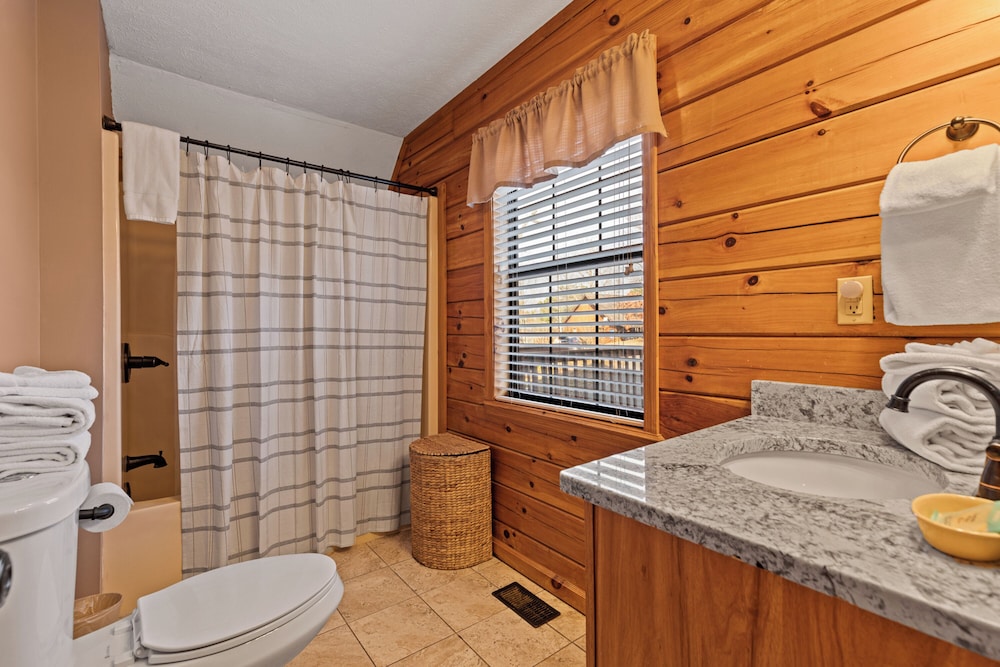 Bear Hideaway Cozy 3BR Cabin