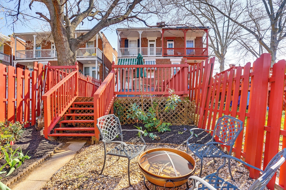 2 Mi to Dtwn: Harrisburg Escape w/ Furnished Deck!