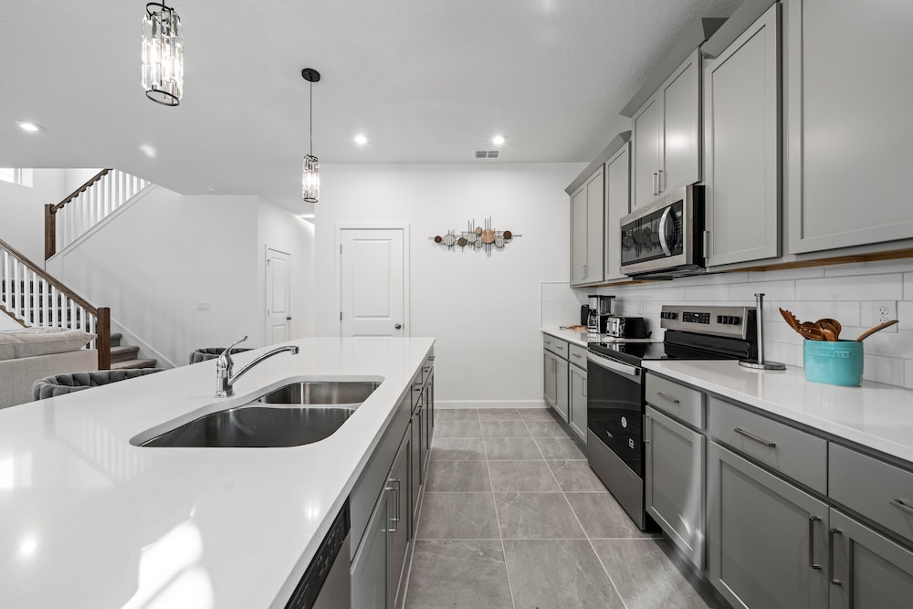 Light Welcoming Fun Resort Home Sleeps 20