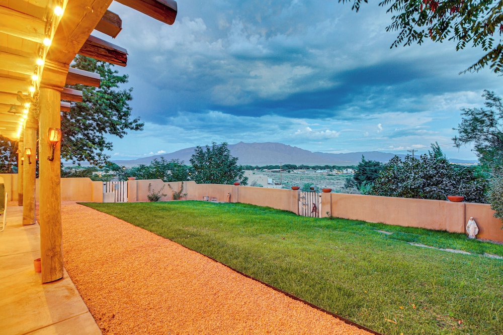 Stunning Sandia Mtn Views: Rio Rancho Retreat