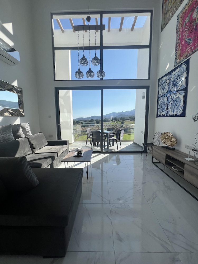 Hermes Penthouse Apartment With Mountain View