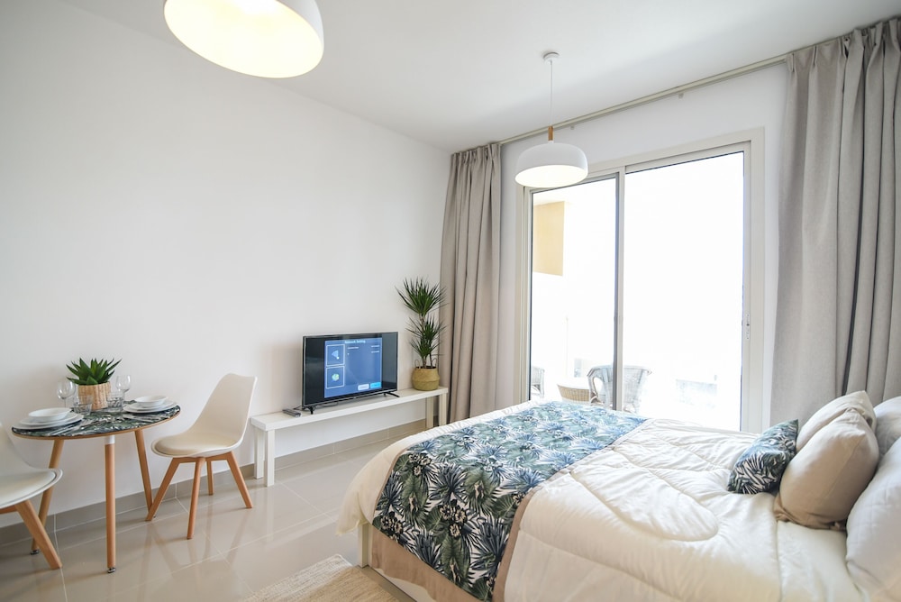 GreenFuture - Contemporary Studio Amidst Top Places in JVC