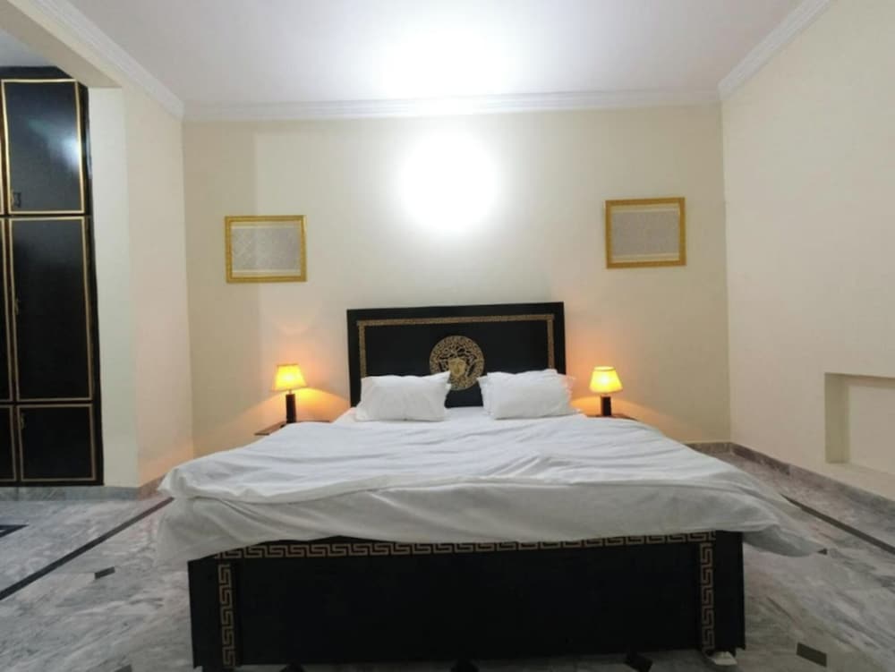 Room-room 3 Serene Retreat in Rawalpindi