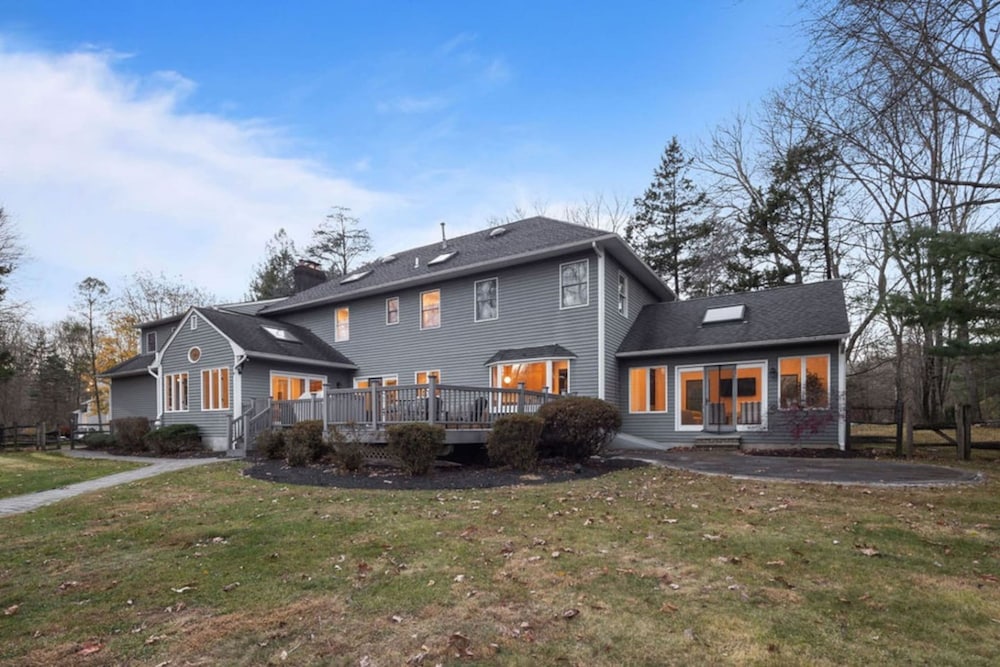 Peaceful Mini Mansion Sleeps 18