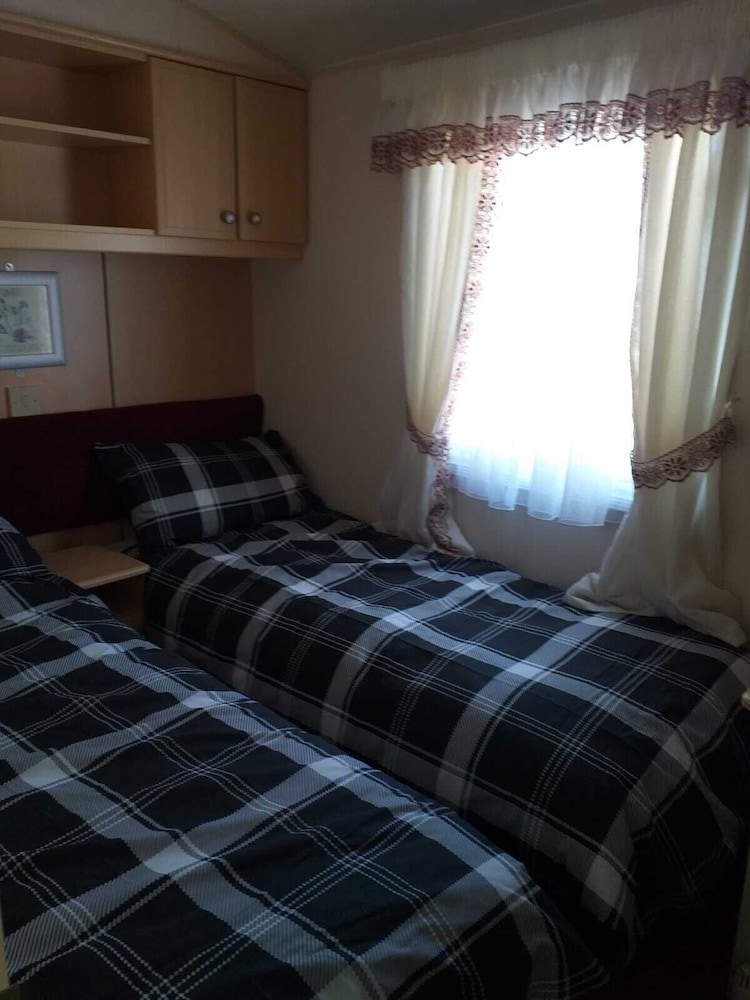 Captivating 2-bed 6 Berth Caravan in Ingoldmells view 4