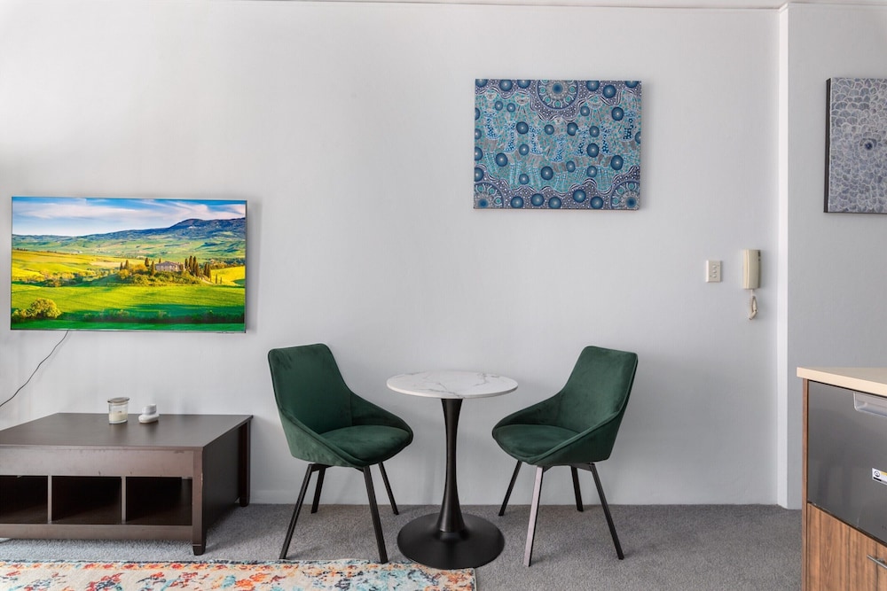 Chic Inner-city 1 Bedroom With Balcony