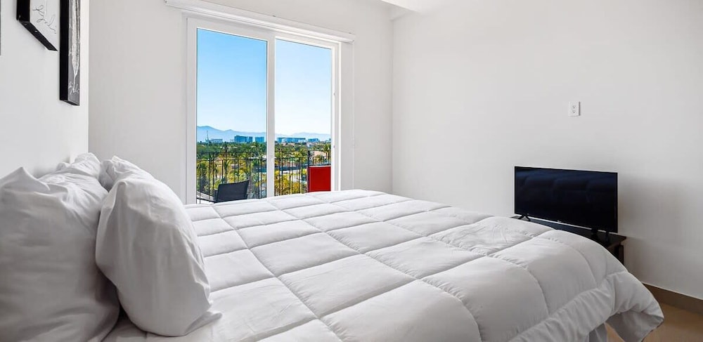 Equipped 3BR House - Pool - Gym - 5 min to Beach