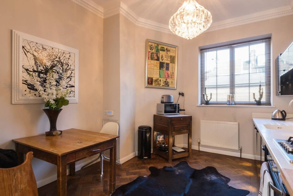 Stylish 1-bed With a Roof Terrace