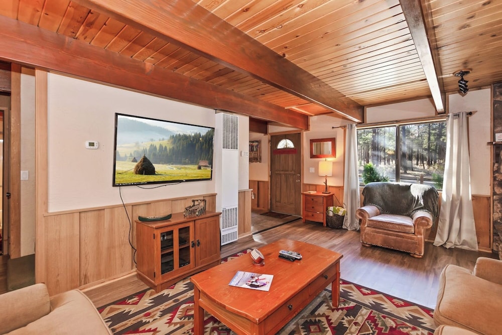 88 Acres Cottage in Big Bear w HotTub
