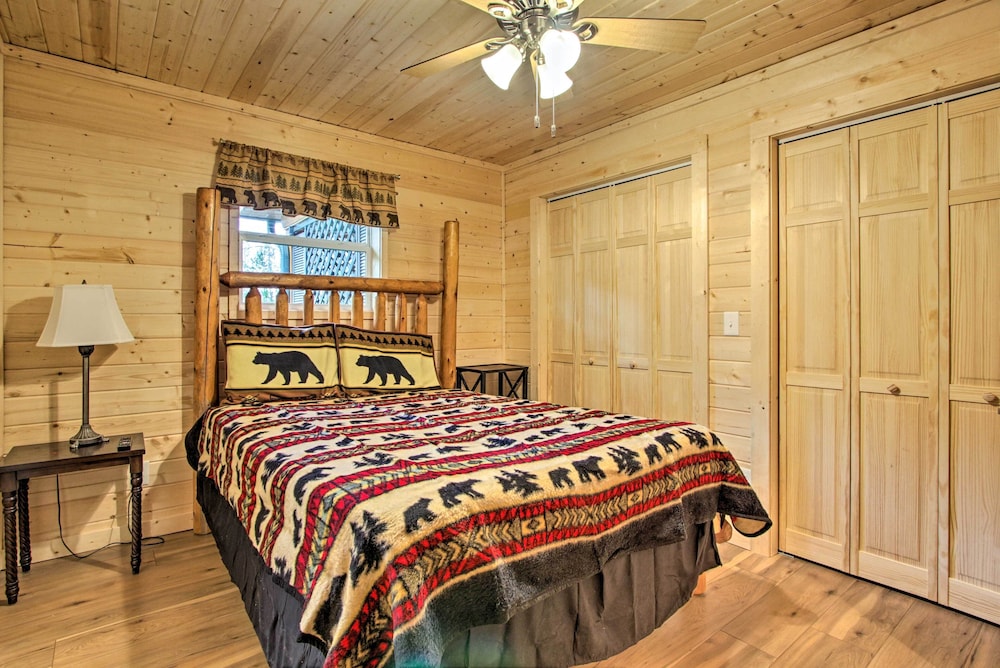 Gatlinburg Cabin: Hot Tub, Deck, Games