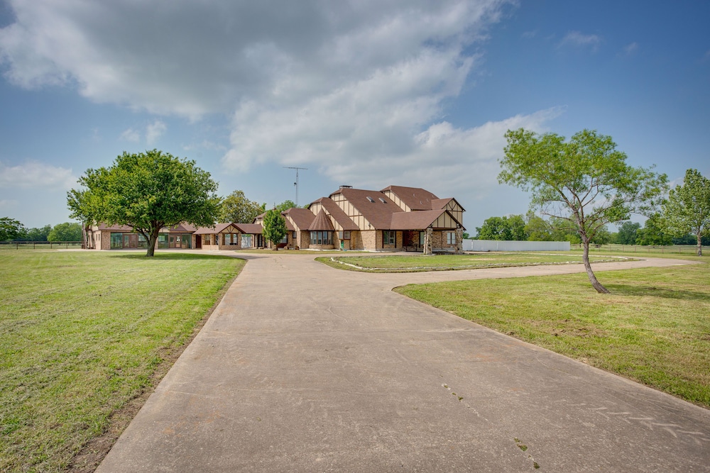 Outdoor Pool & Lake: Massive Texas Ranch Villa! view 5