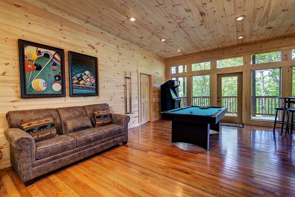 Chateaux Nirvana - 5 Bedrooms, 5 Baths, Sleeps 20 Home by RedAwning