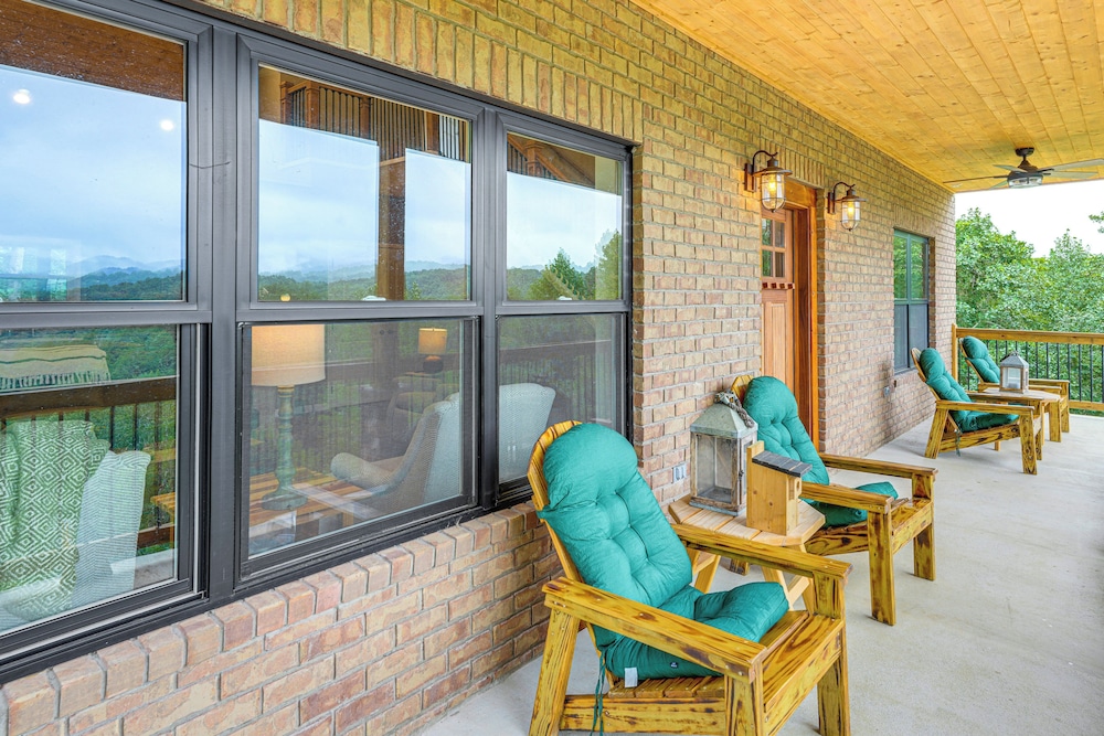 Long-range Views: Blue Ridge Mtn Cabin w/ 3 Decks