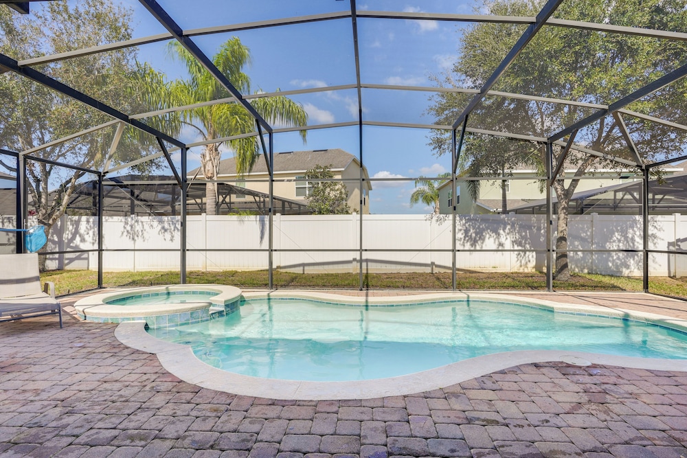 9 Mi to Disney: Group Getaway w/ Lanai & Hot Tub!