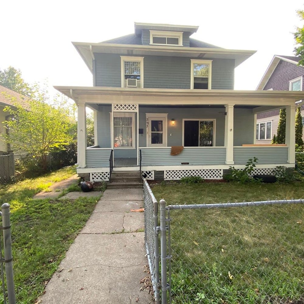 4BR 2BA Home in Charming St Paul - Sleeps 10