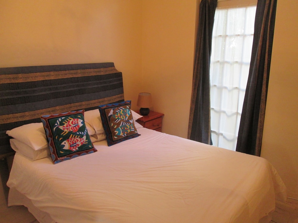 Inyathi Guest Lodge & Self Catering Chalets