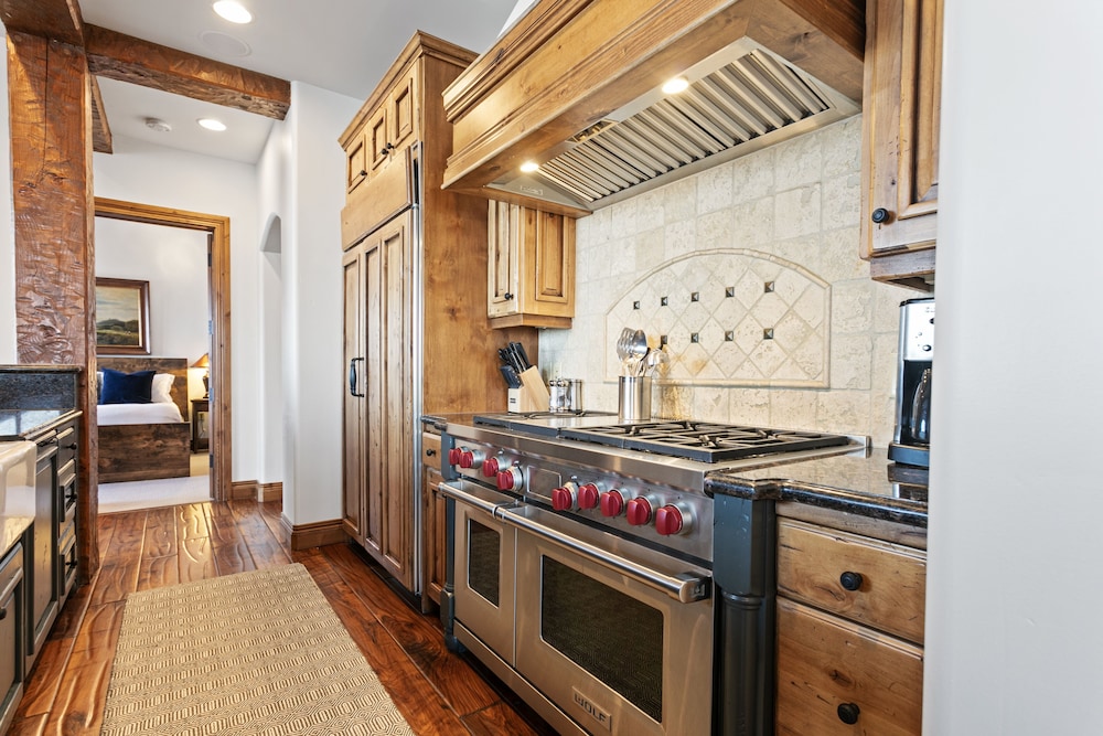 Grand Lodge - Three Bedroom #201 - Ski-in/ski-out 3 Condo