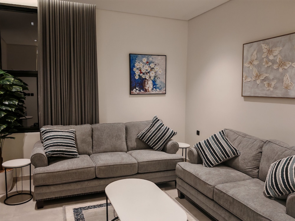 A Beautiful one BR Apartment With a Living Room