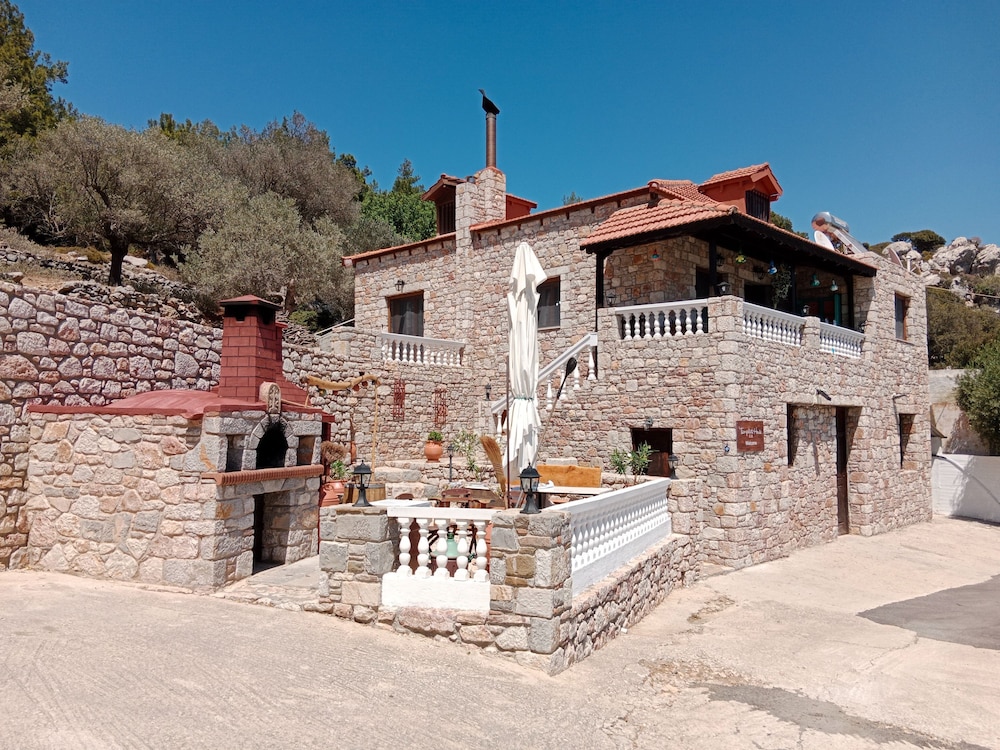 Tsampika s Traditional Stone Cottage in Siana