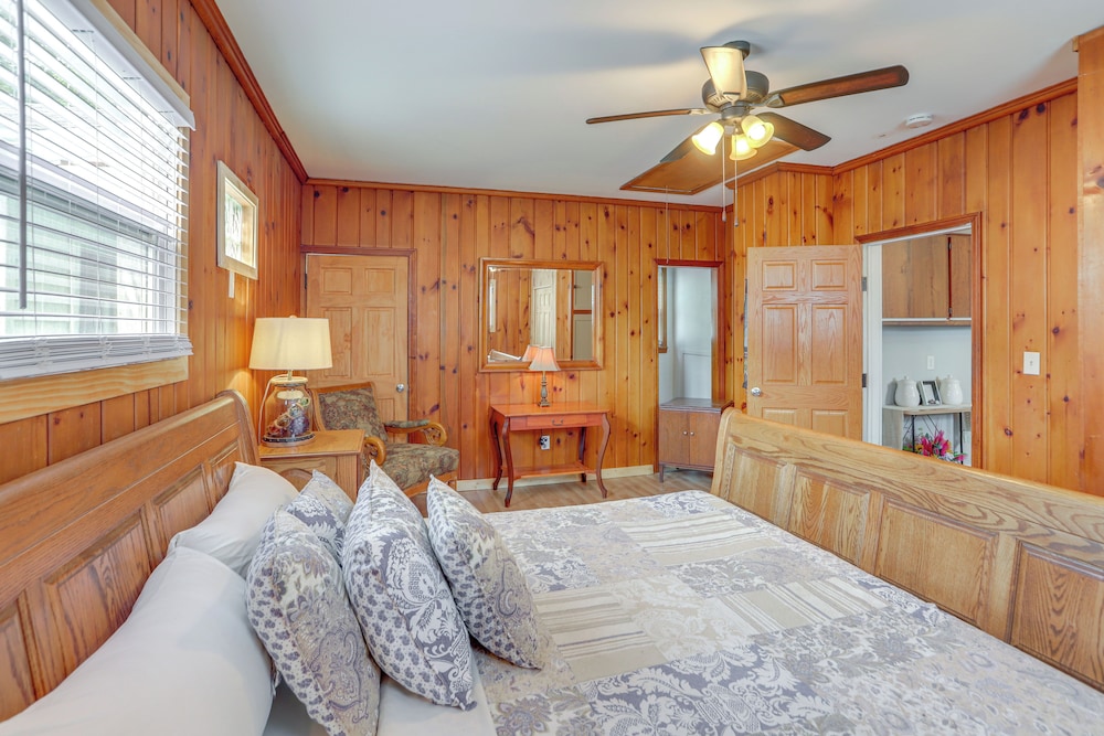 1 Mi to Water & Dtwn: Lake Erie Family Getaway