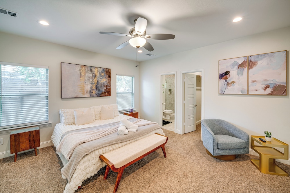 10 Mi to Dtwn Dallas: Chic Home w/ Yard!