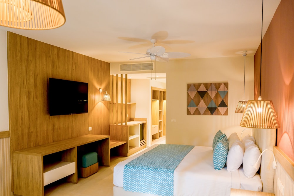 Brand New Modern Vista Cay Reserve Condo - 5008