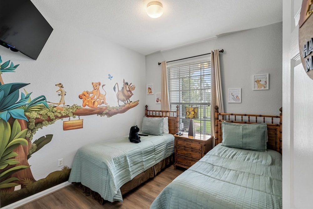 Hakuna Hideaway: 5 Mi To Disney! 1st Floor, Lion King Room & Resort Pool 3 Bedroom Condo