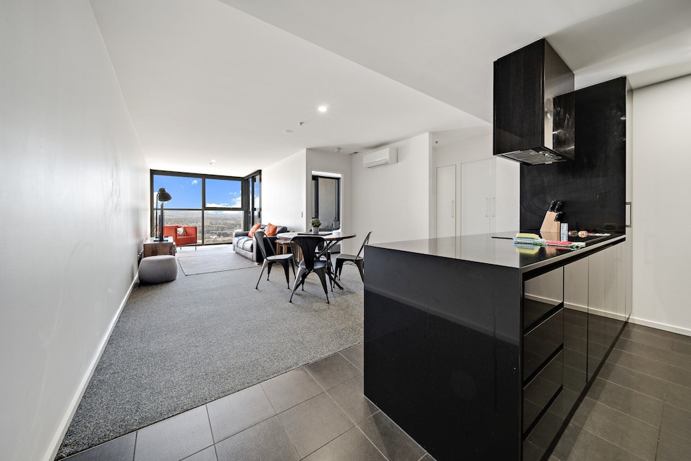 Chic 1-bed With Stunning Lake View & Indoor Pool