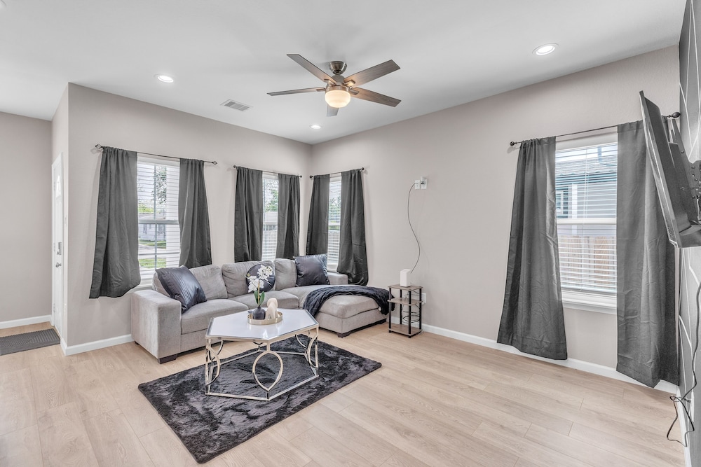 Chic Pet Friendly 3br Duplex In Amazing Location 3 Bedroom Duplex