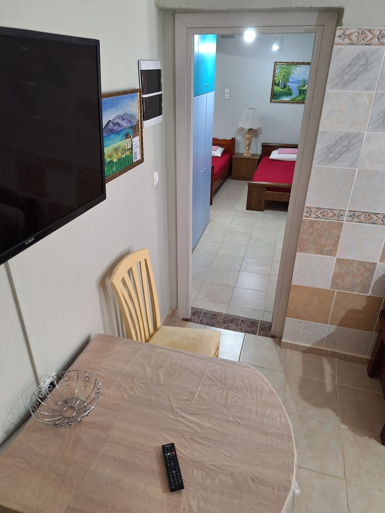 GARDEN APARTMENT (ELECTRIC CAR CHARGING STATION)