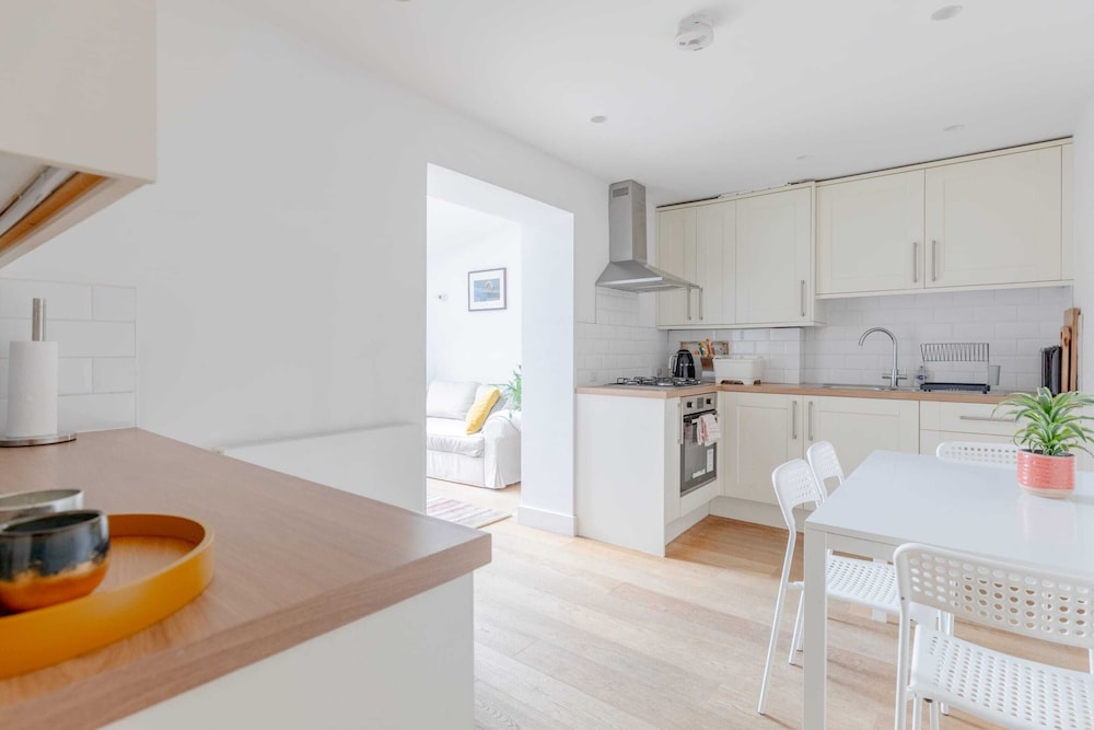Homely 2BD Flat W/private Patio Near Maida Vale!