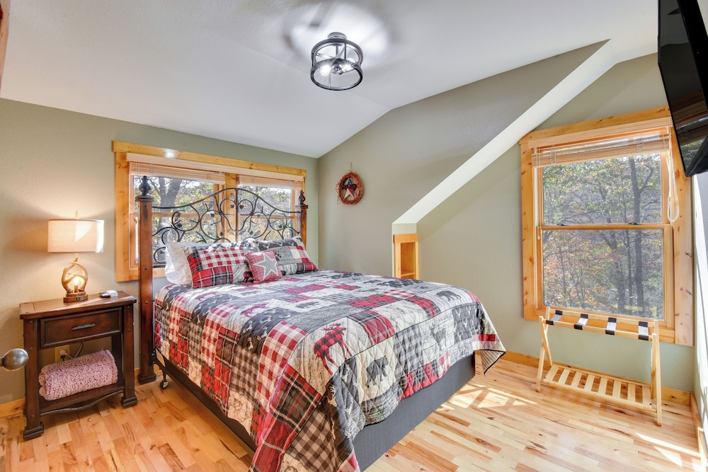 Fish, Hike & Swim: Lake Burton Retreat w/ Hot Tub!