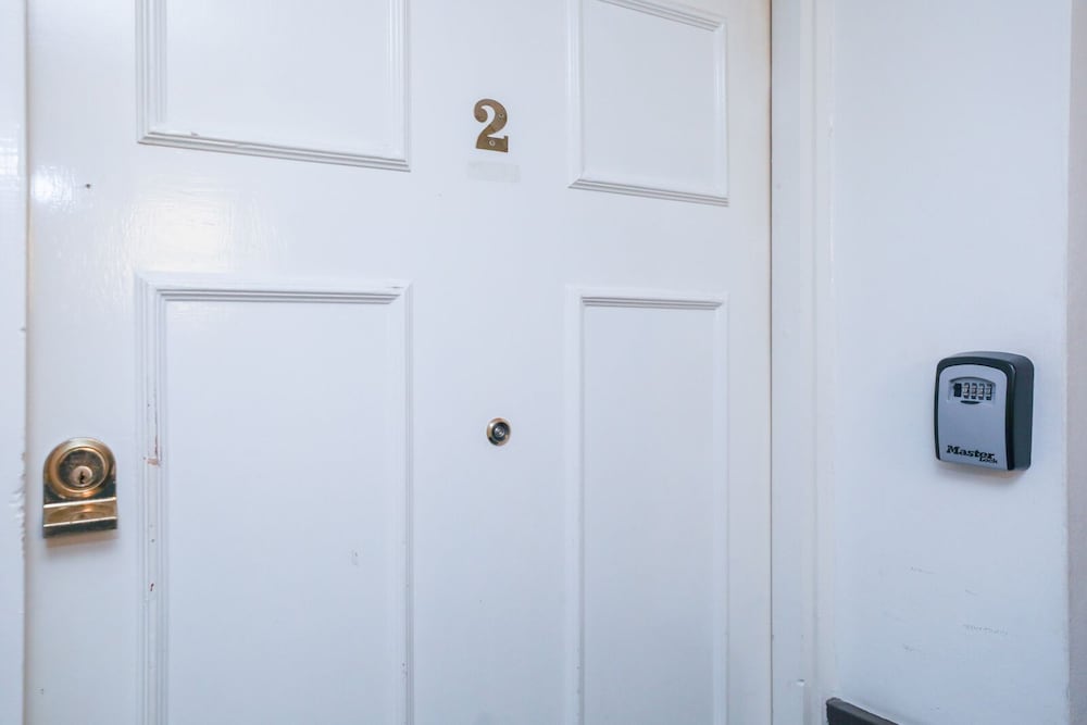 Winter Break in Old Town Apartment Near Castle view 4