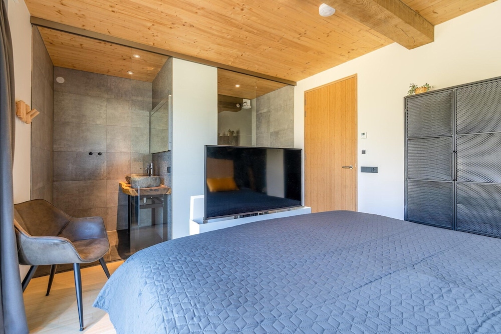 Stylish Overnight Stay With a hot tub and Atmospheric Fireplace