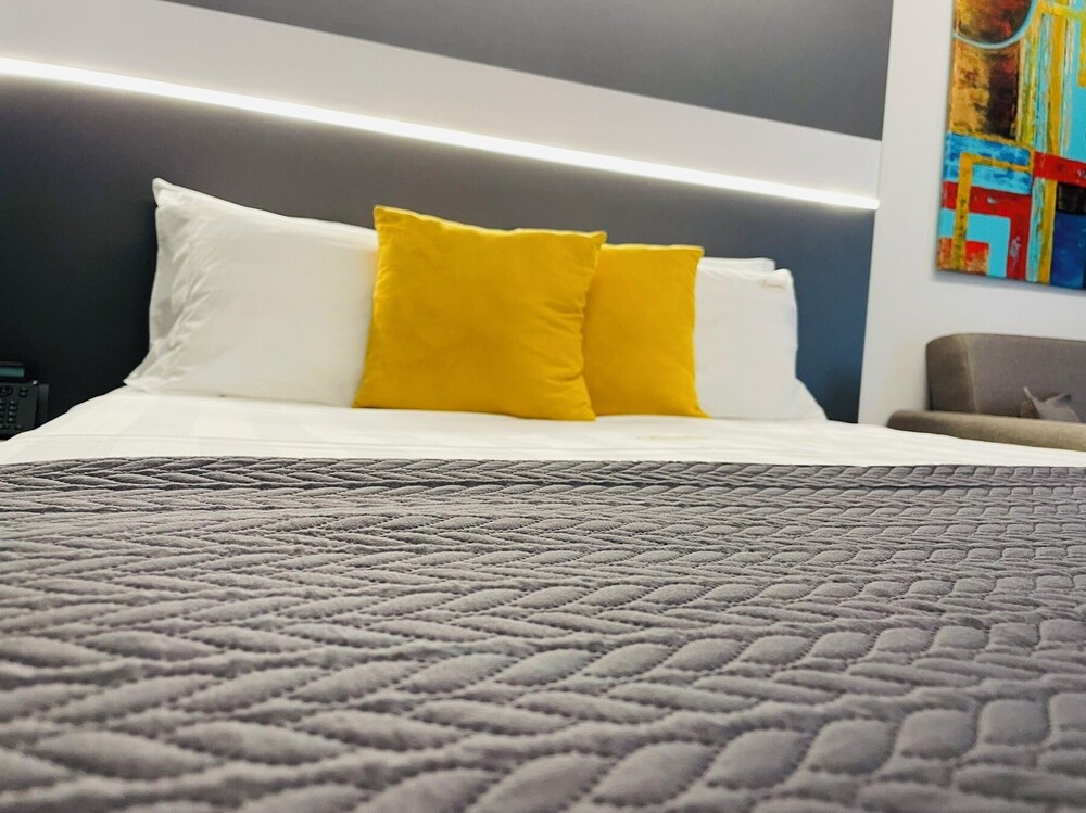 LUXSUITES