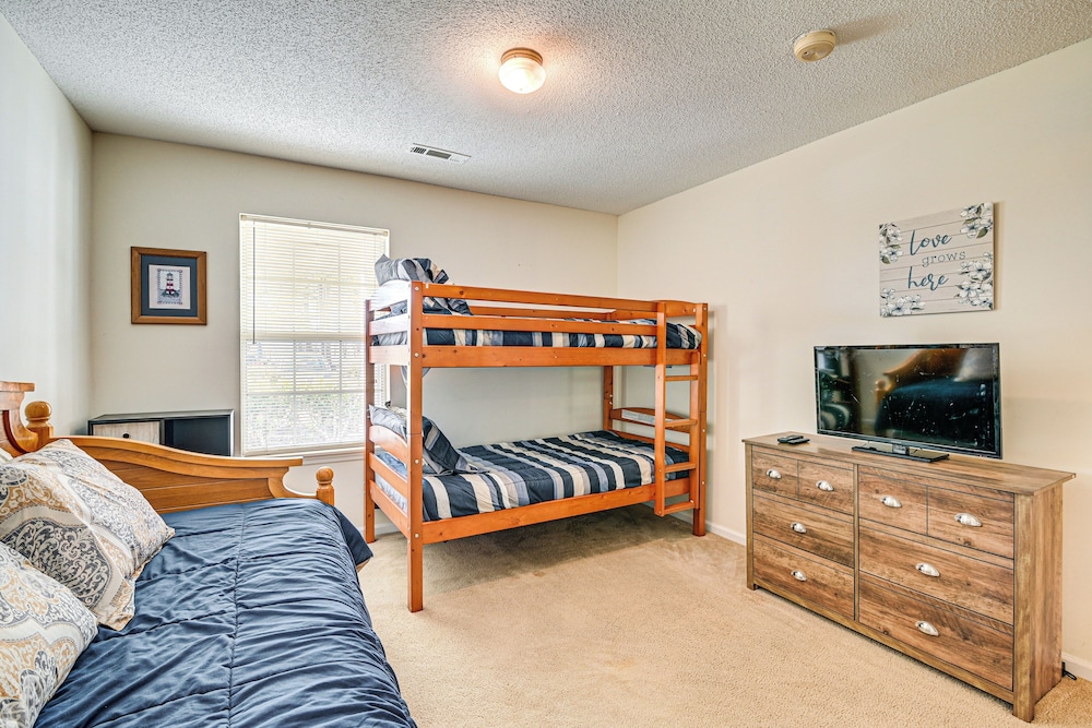 8 Mi to Boardwalk & Beach: Windsor Green Condo!