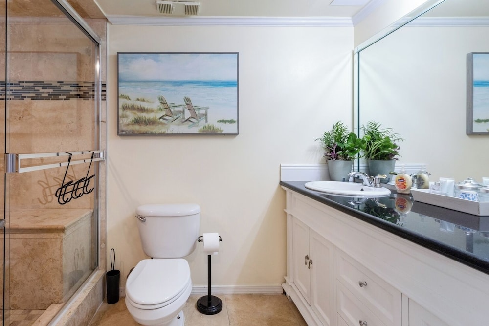 Stunning Gulf 2BR Pools, Spa, Balcony
