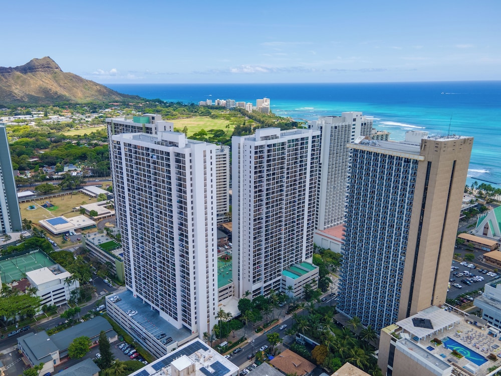 Waikiki Banyan Condo w/ King Bed & Parking, Near Beach