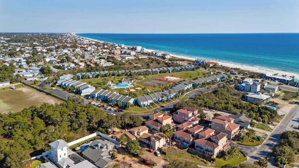 Spacious 3BR w/ Tiki Bar + Shared Pool Walk to Beach, Near 30A & Pier Park