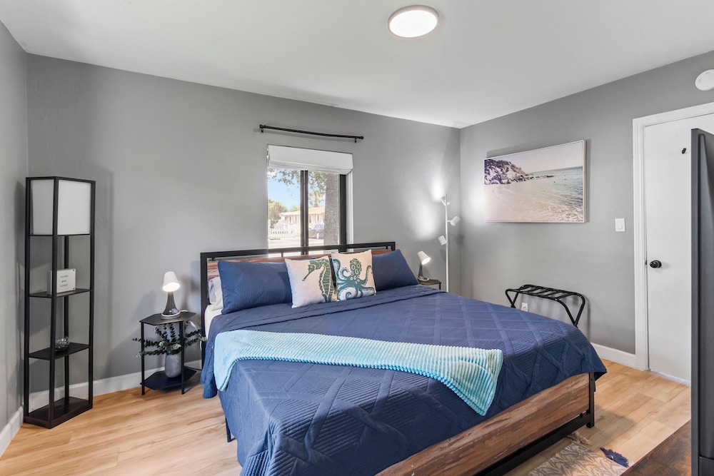Spacious Apartment with Free Parking