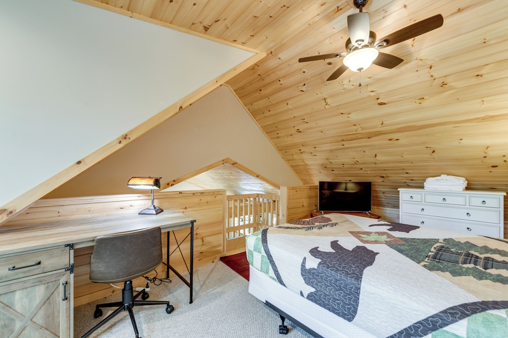 Boat Dock: Family-friendly Douglas Lake Home!