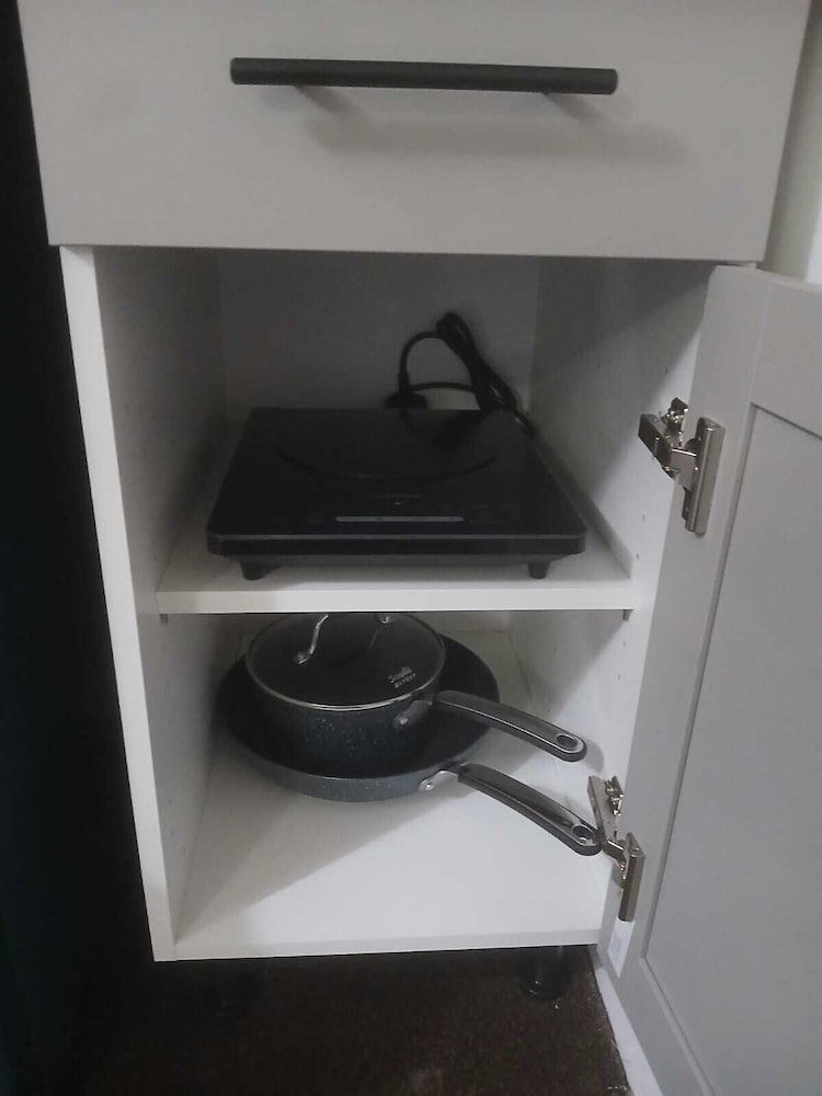 Spacious First-Floor Super King or Twin Studio Apartment with Free Parking