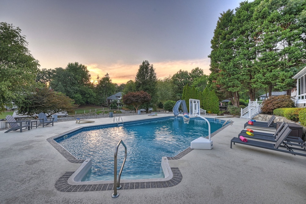 Sip Sip Away by Avantstay Pool Hot Tub