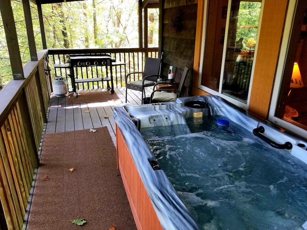 Bear Creek Lodge and Cabins in Helen Ga - Pet Friendly, River on Property, Walking Distance to downtown Helen