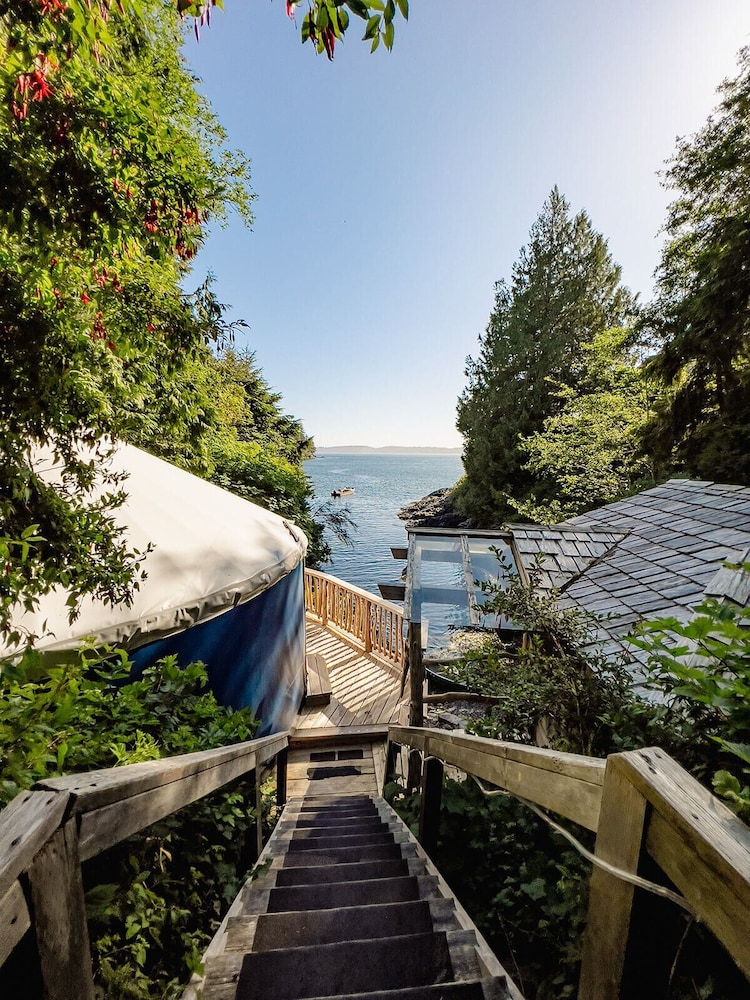 Lunar Cove Inn