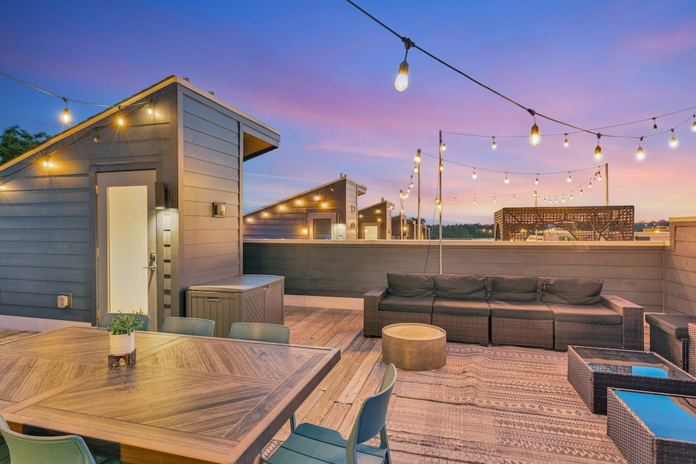 Rooftop Deck 2 Car Garage Near Downtown Nashville