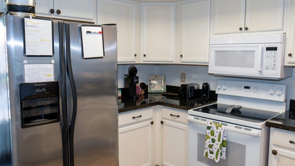Cozy Family Retreat Steps To Beach Pool / Hot 2 Bedroom Apts