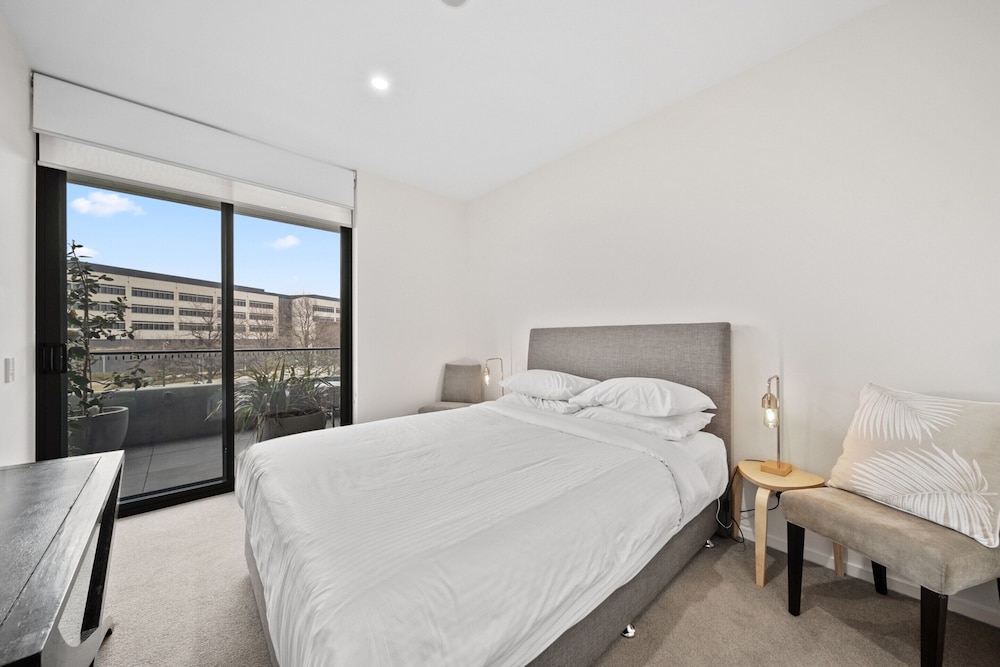 Inner-city 2-bed With Large Balcony, Garden & Gym