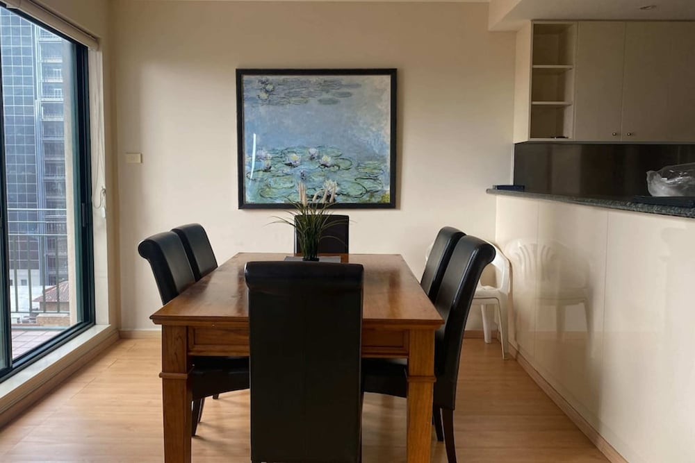 Elegant 4B 2B Unit in Melbourne CBD w/ Parking!